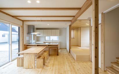 呼吸する無垢材を標準採用01